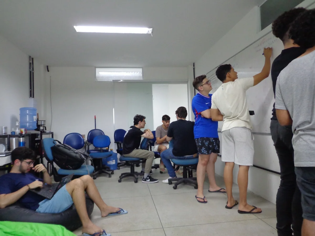 Estudantes trabalhando em sala